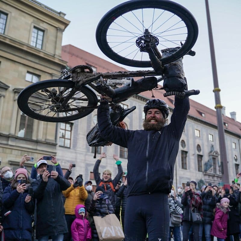 Nach 120 Ironman-Distanzen in 429 Tagen erreicht Jonas Deichmann sein Startziel München. Jetzt hält er den Rekord für den längsten Triathlon um die Welt.